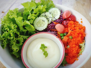 Perpaduan Salad Buah dan Yogurt yang Menyehatkan Pencernaan